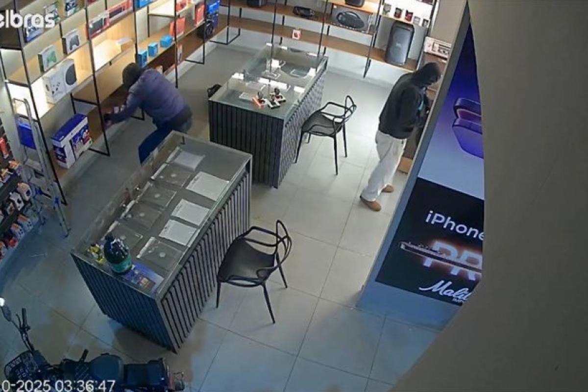 Criminosos dentro da loja, cometendo o furto na madrugada desse domingo, 26, em Ituverava