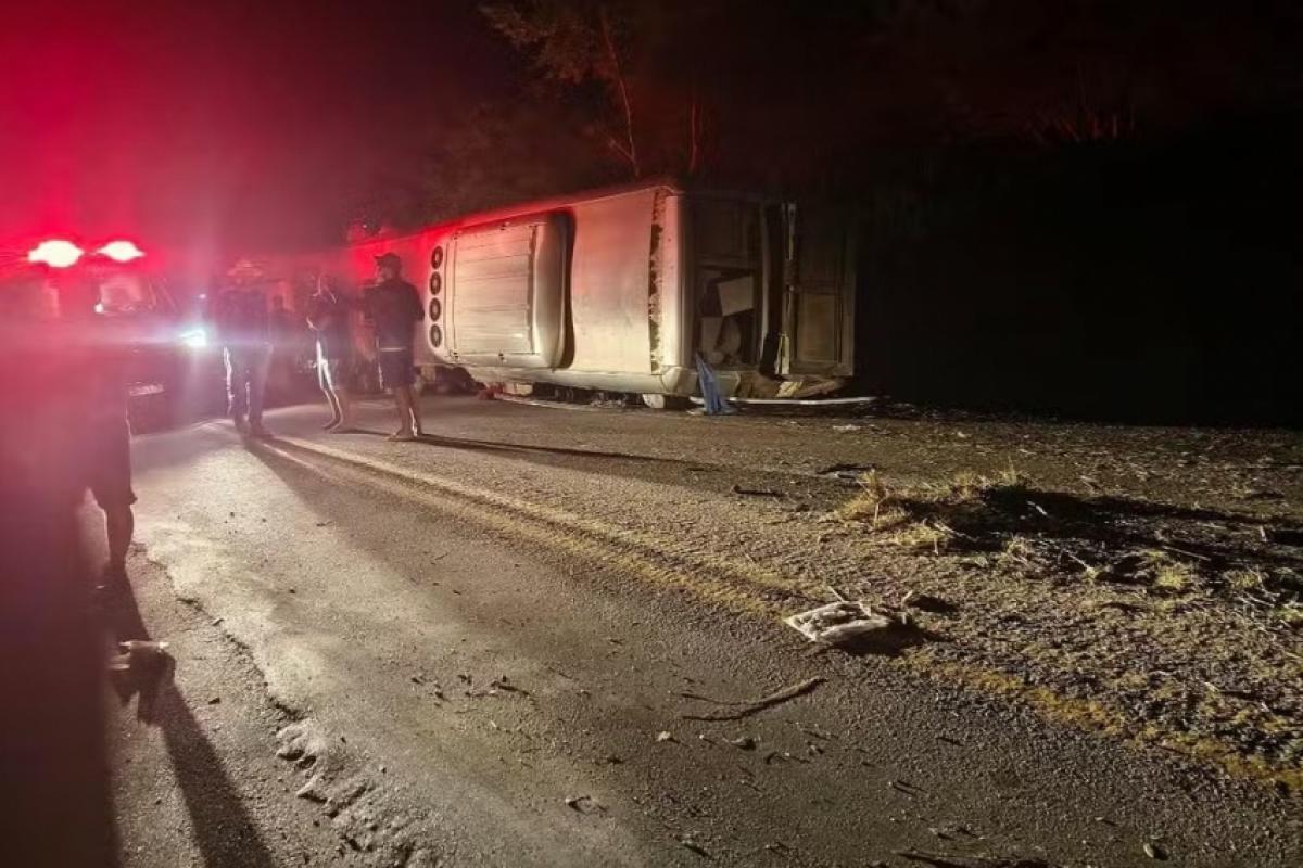Ônibus tombou na rodovia após perder os freios