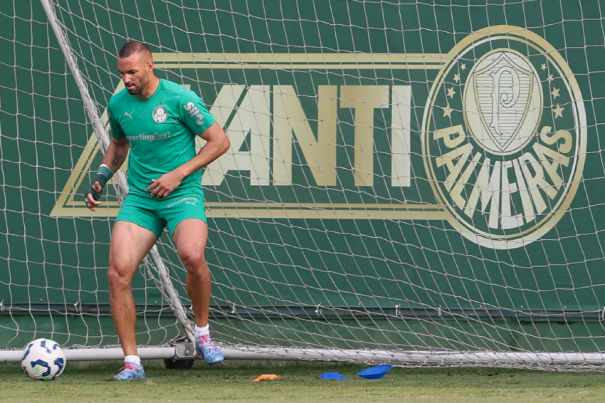 Weverton sofreu uma fissura na mão direita e será submetido a um tratamento conservador