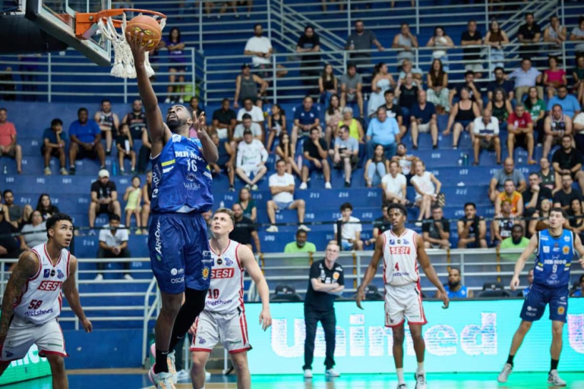 Lance do jogo entre Franca x São José