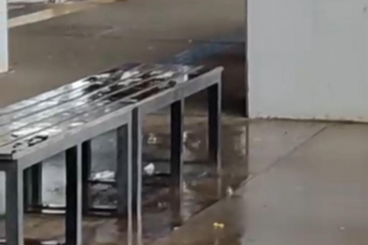 De acordo com os relatos, o terminal apresenta trechos do teto quebrados, o que tem causado transtornos frequentes, especialmente em dias de chuva