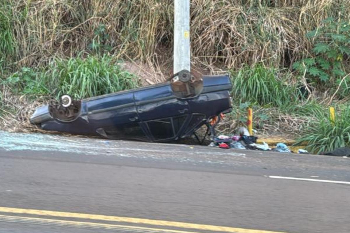 Carro abandonado capotado na rodovia que liga a cidade de Franca a Claraval