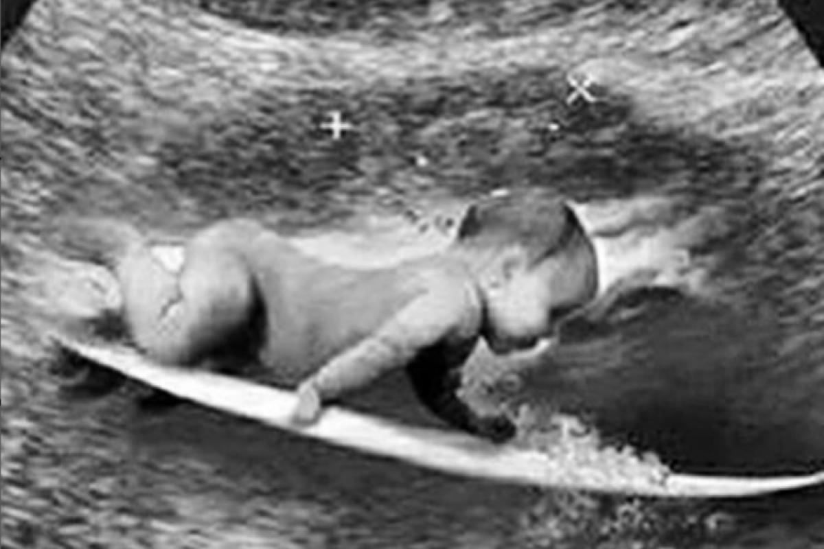 O surfista 'confirmou' a notícia com bom humor.