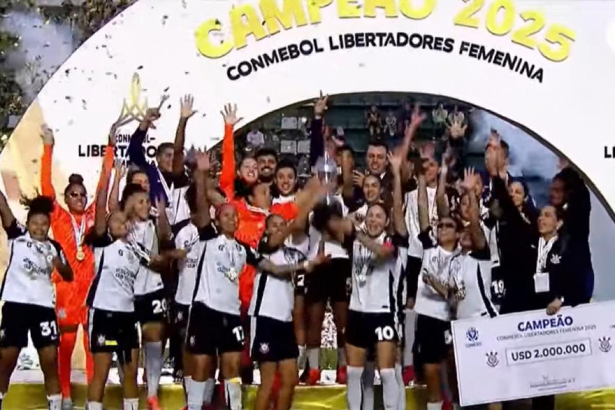 Atletas do Corinthians levantam a Taça Libertadores das Américas