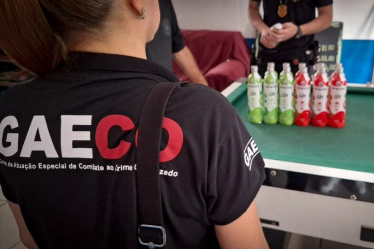 Jovem de 18 anos está internada com sintomas de intoxicação após consumir bebida supostamente adulterada; força-tarefa faz fiscalização.