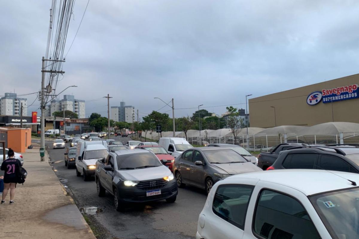 Segundo os relatos, o fluxo de veículos aumenta em diversos horários do dia, dificultando a travessia e o deslocamento na região