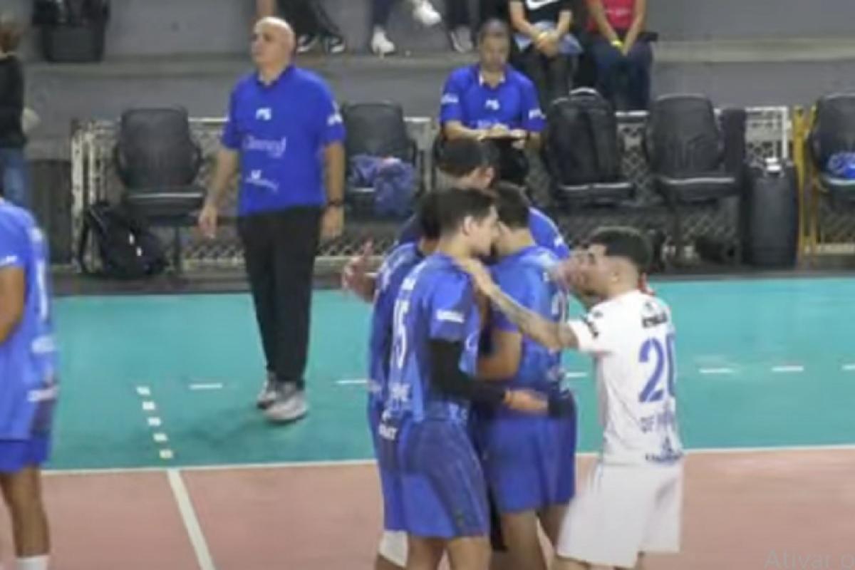 Lance do jogo entre Atibaia e São José