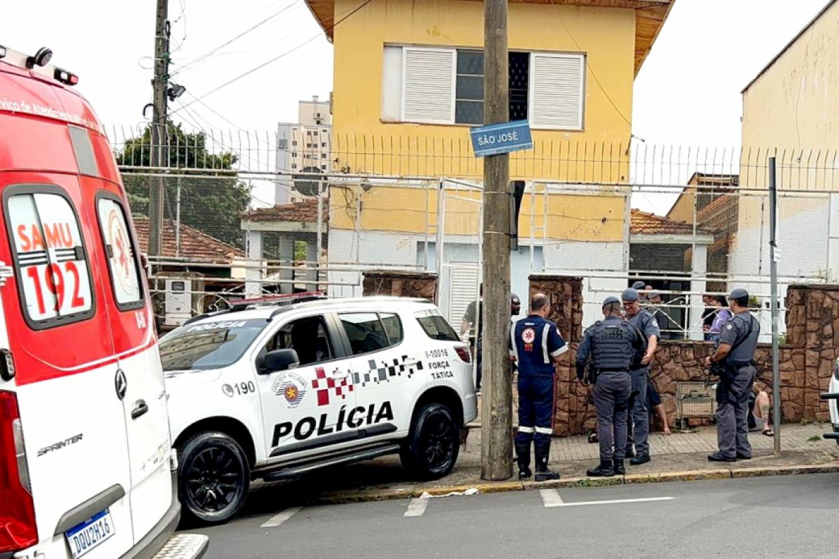 Após atirar na equipe da Força Tática durante a abordagem, o homem foi baleado e morto na rua Santa Cruz em Piracicaba. 