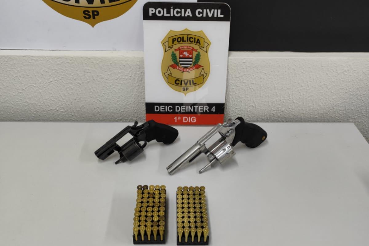 Policiais civis encontraram na casa do suspeito dois revólveres de calibre 38, ambos municiados, além de 100 cartuchos do mesmo calibre