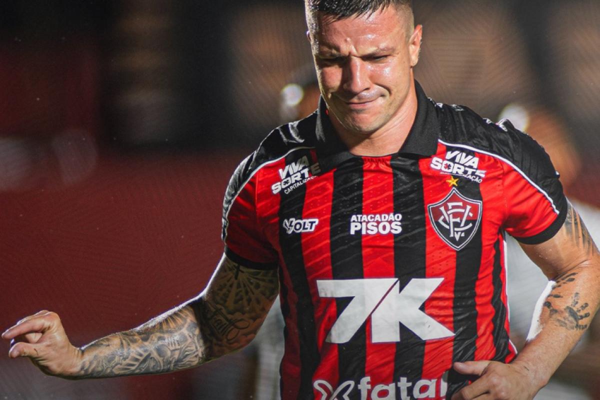 Renato Kayzer abriu o placar para o Vitória