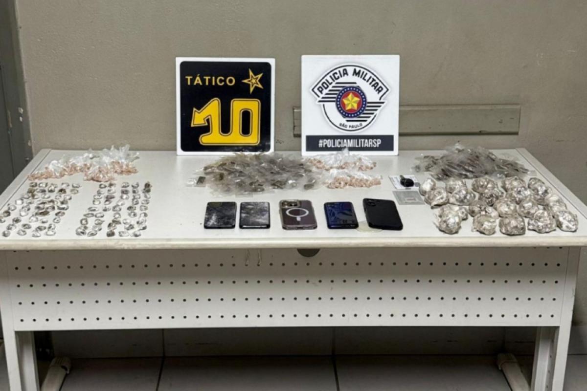 A Polícia Militar capturou os indivíduos e apreendeu drogas e celulares. 