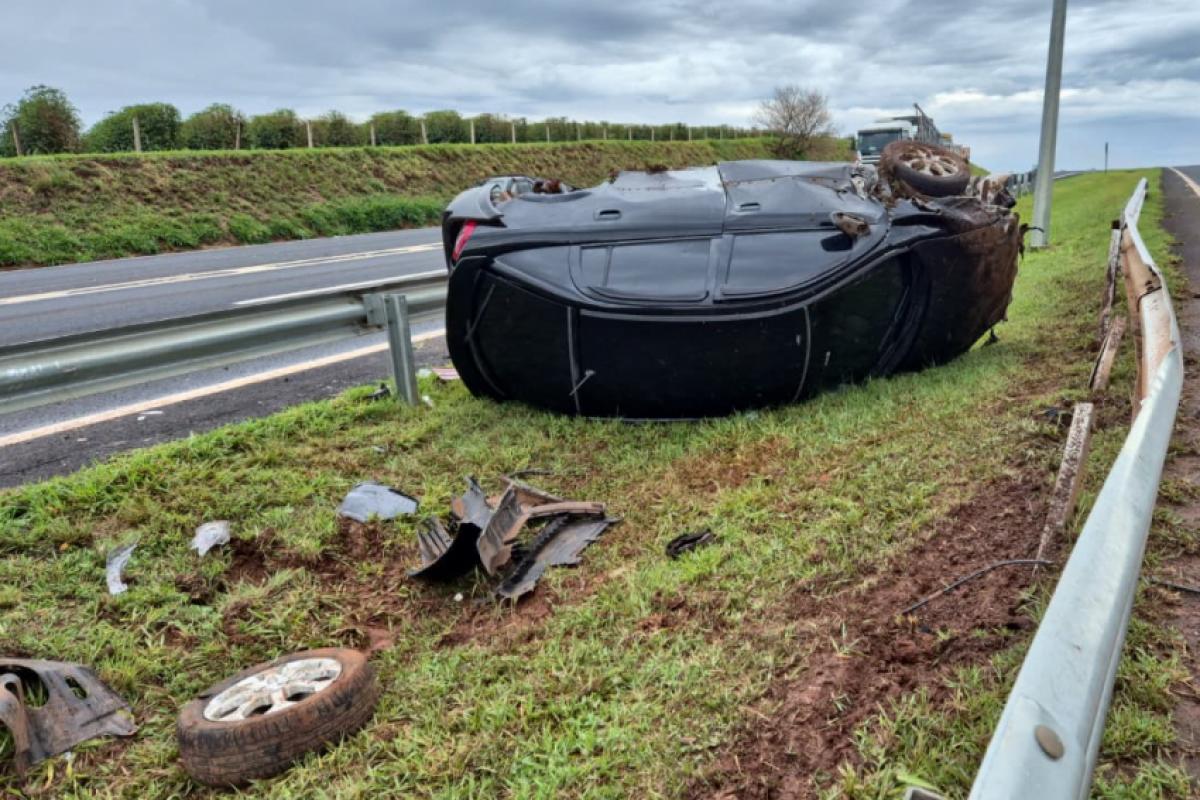 Astra parou no canteiro central, após capotar na Ronan Rocha
