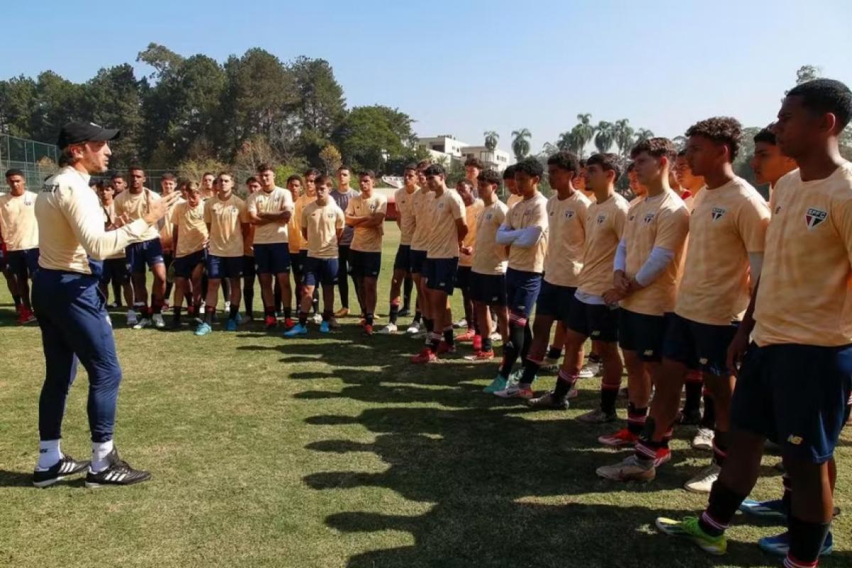 Luis Zubeldía, então técnico do São Paulo, em visita a Cotia