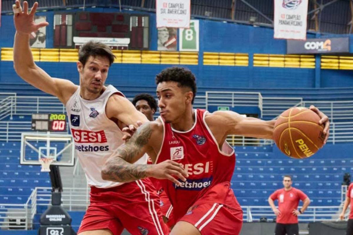 Zu Júnior (com a bola) e Mineiro, durante treino no 'Pedrocão'