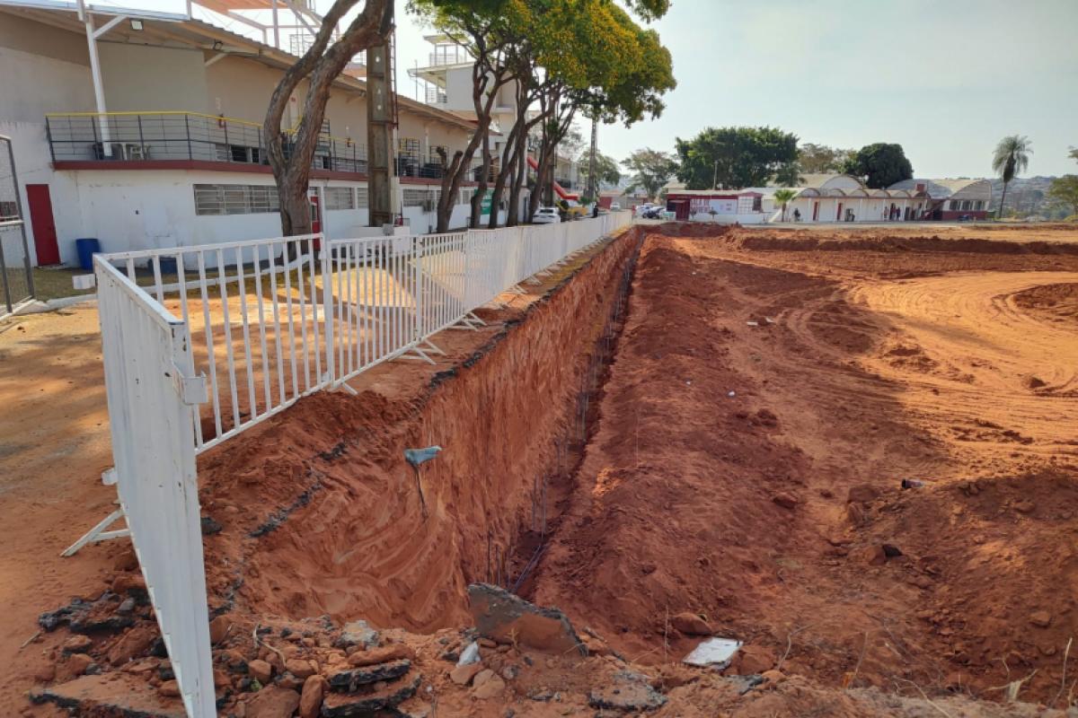 Rebaixamento de solo e nivelamento para construção de muro de arrimo