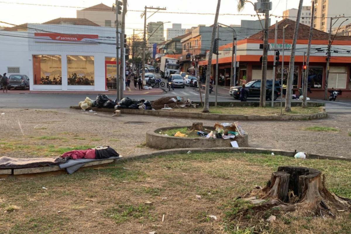 Os principais pontos destacados estão a falta de lixeiras e a condição das que estão instaladas no local. Também há queixas sobre a segurança na área