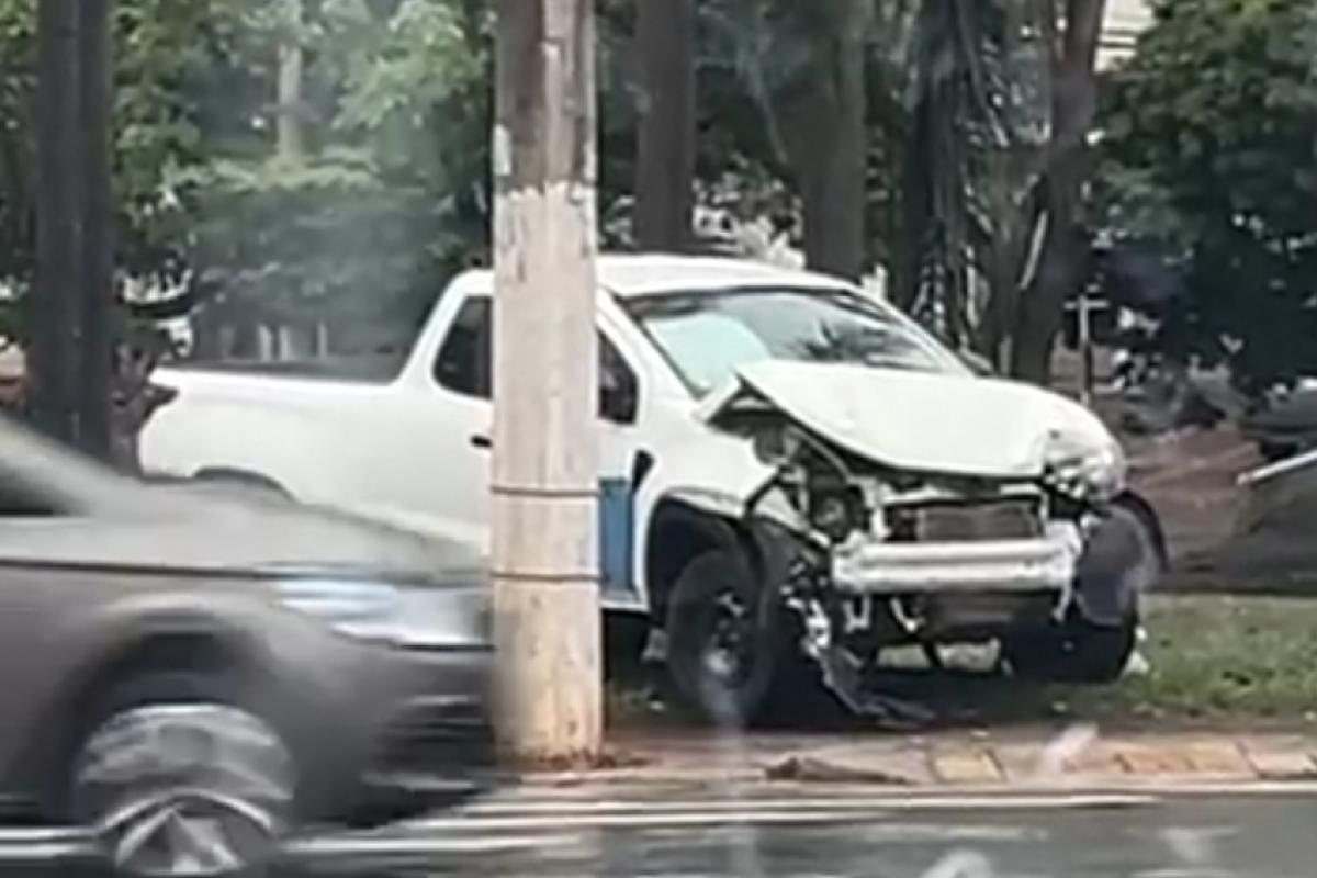 Após a colisão, a vítima foi socorrida e levada ao hospital. 
