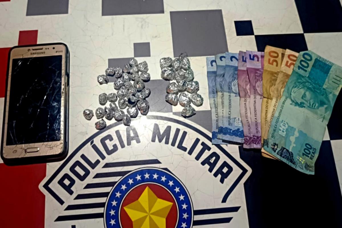 O homem foi preso e conduzido ao Plantão Policial. 