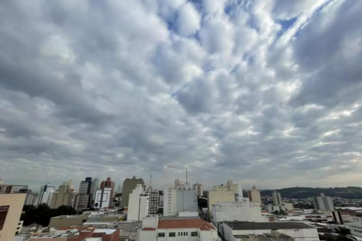 A nebulosidade e os ventos frios, além da presença de chuva, são fatores que vão fazer com que a cidade tenha queda nas temperaturas