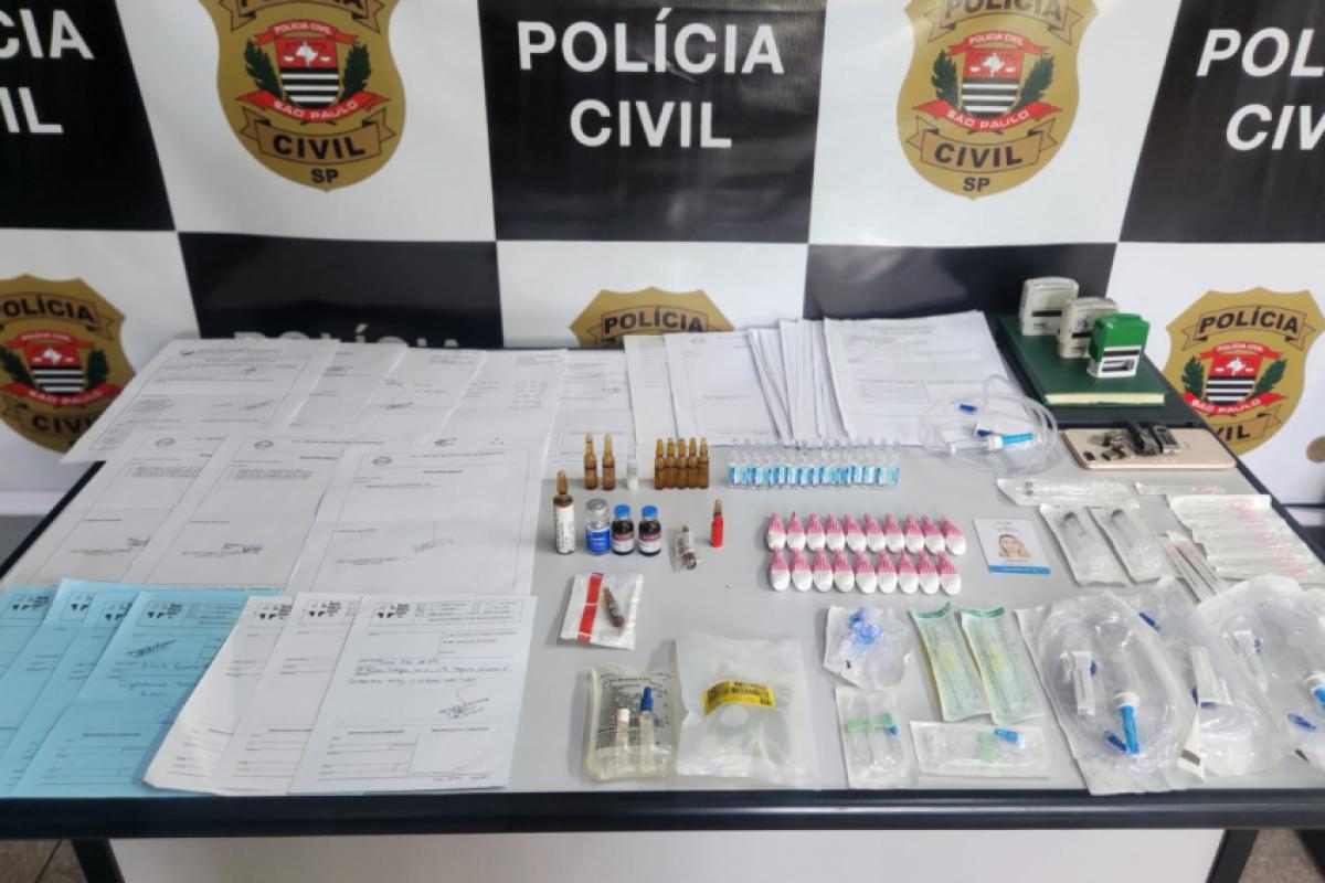 Na casa foram encontrados medicamentos desviados de um hospital particular, além de receituários de diversos hospitais e carimbos de médicos