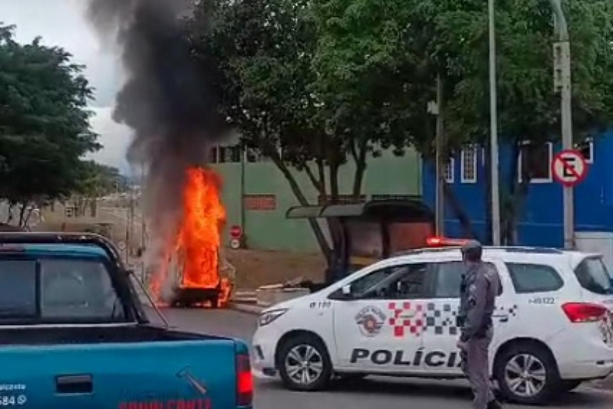 Carro foi consumido pelo fogo