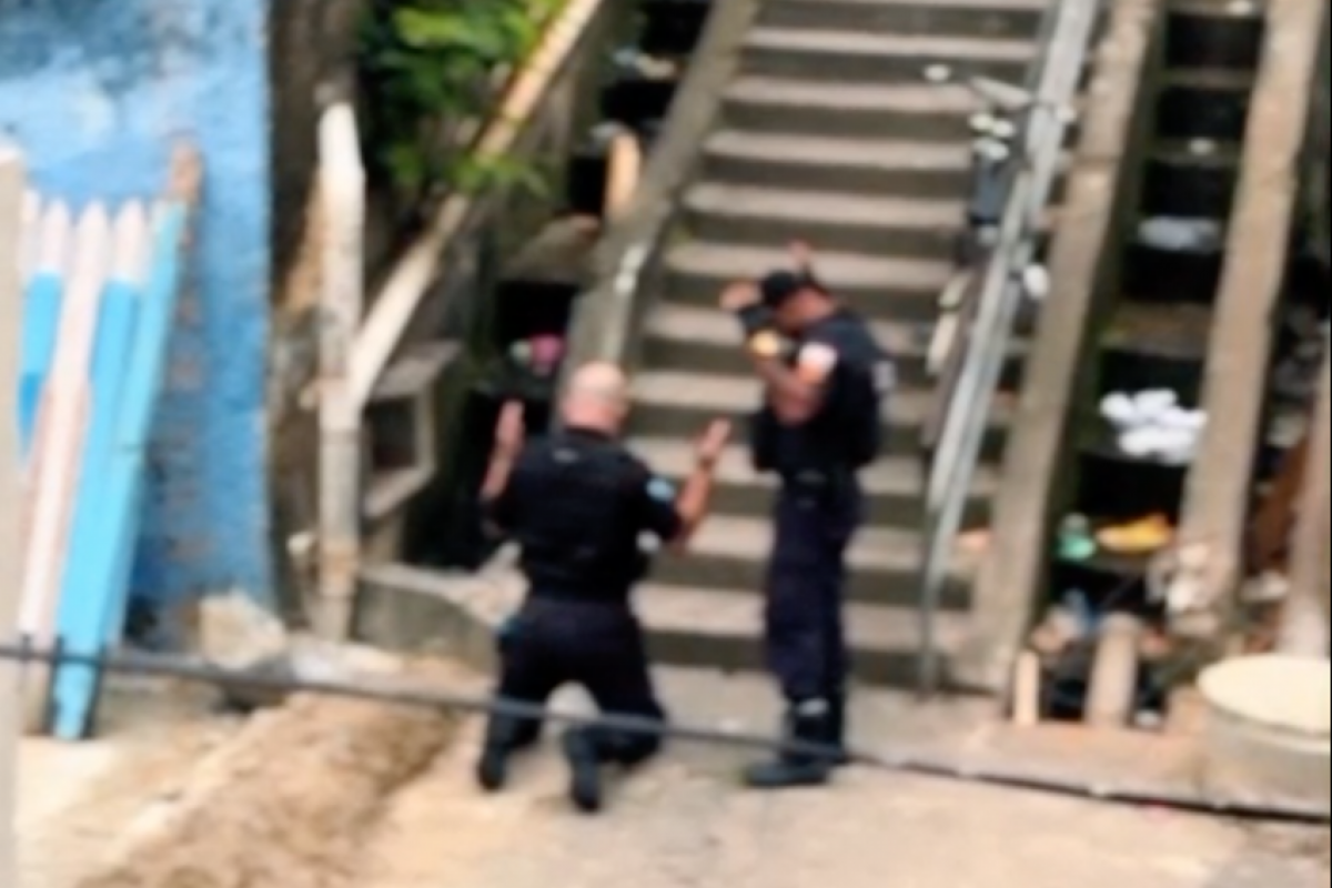 A cena foi registrada nessa terça-feira (28), durante a Operação Contenção.