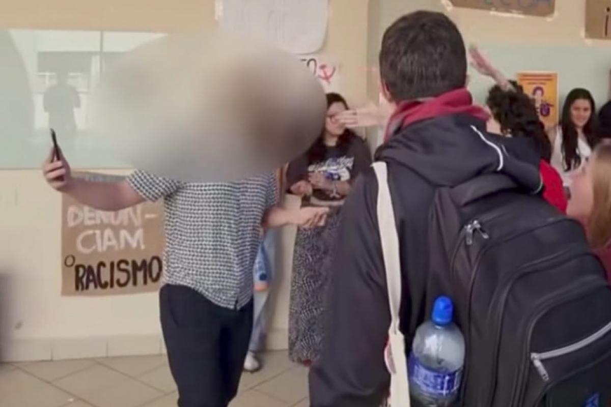 Imagens divulgadas (já com os rostos borrados) pelos estudantes mostram momento do confronto