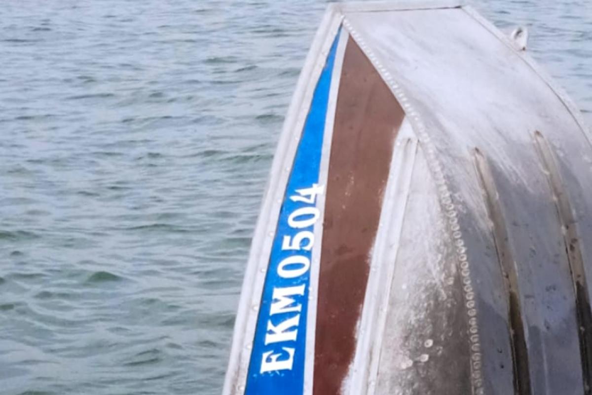 Barco acabou virando e ficou com uma ponta para fora da água 