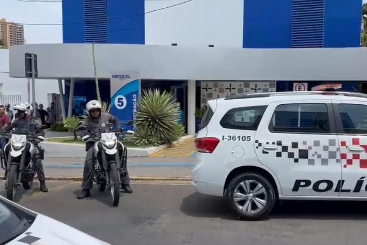 O idoso armado invadiu a unidade e assustou pacientes e funcionários. 