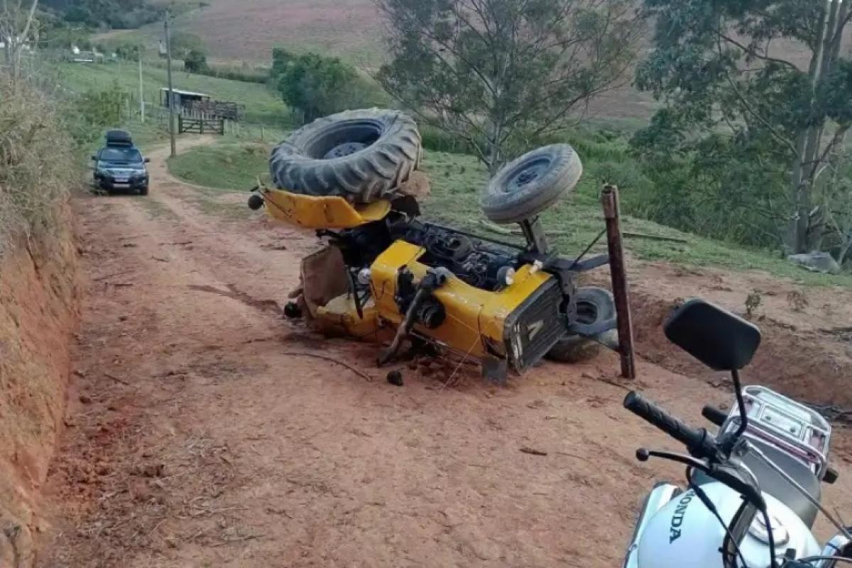 Trator tombou na zona rural
