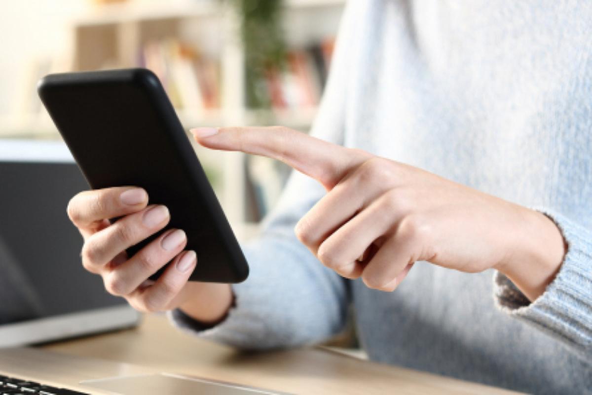 'Aí é que está o golpe. Eles conseguiram invadir o celular e ela ficou sem poder mexer'