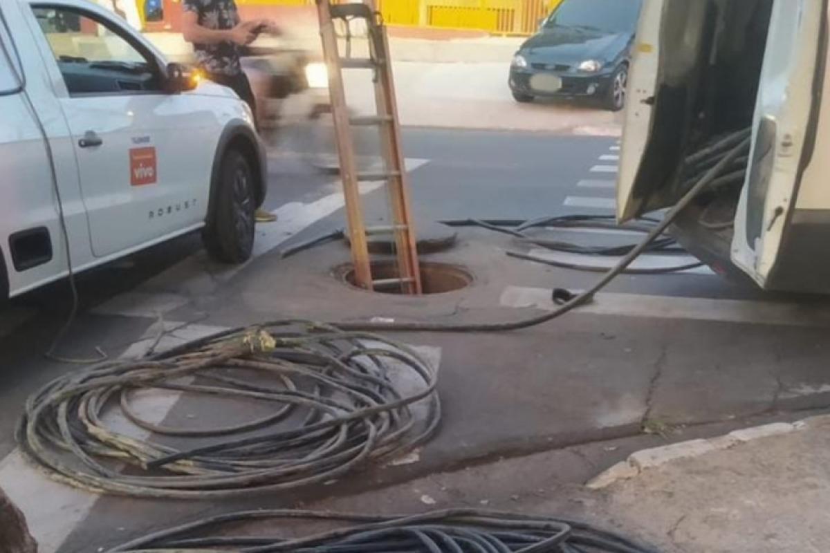 Suspeitos usavam uniformes e veículo de empresa terceirizada da Vivo, no Jardim Adhemar de Barros.