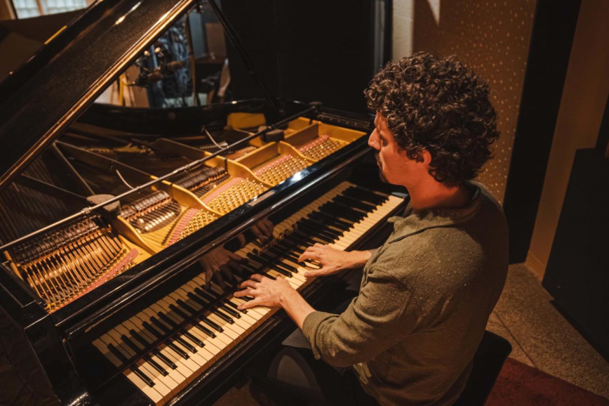 Ramsés Paraguassú é um pianista e compositor piracicabano que une erudição, jazz e ritmos brasileiros.