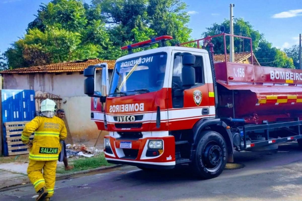 Durante o combate às chamas, os bombeiros localizaram o corpo da vítima, que já não apresentava sinais vitais.