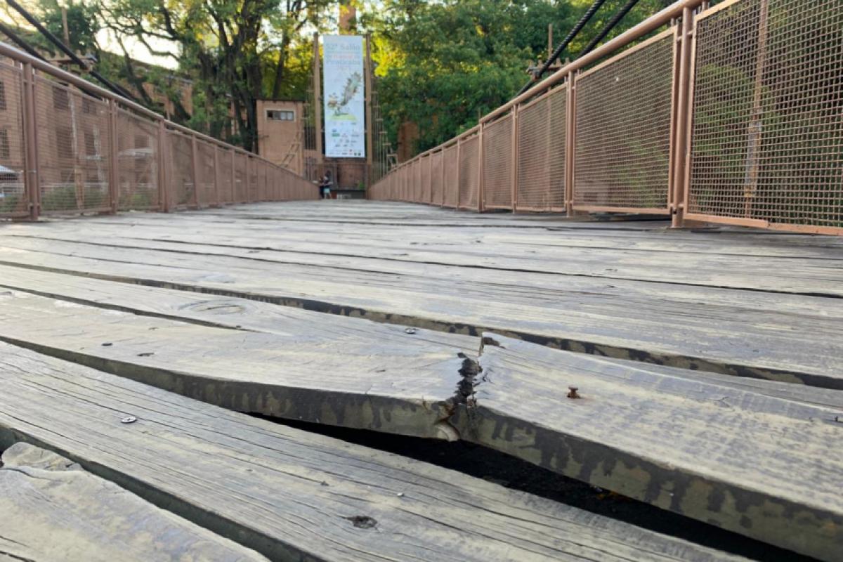 Segundo os relatos, as tábuas estão se soltando e há várias madeiras quebradas, o que tem dificultado a passagem de pedestres e ciclistas que utilizam o espaço