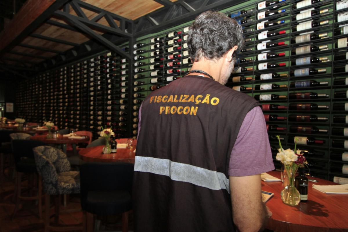 Órgãos visitaram 66 estabelecimentos de Campinas para orientar comerciantes sobre riscos de bebidas adulteradas com metanol. 