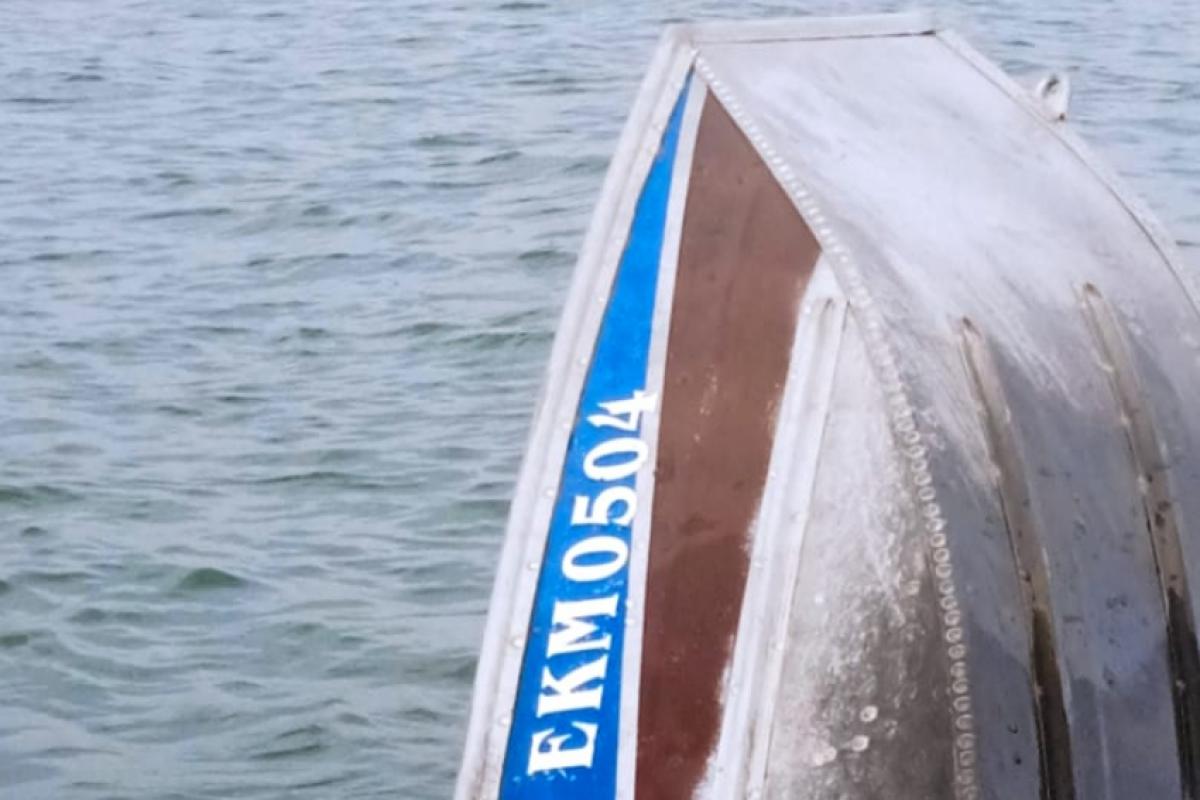 Barco foi encontrado submerso próximo ao Condomínio Lago Azul II; helicóptero Águia auxilia na operação