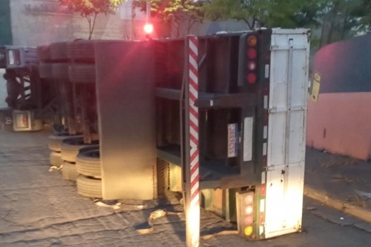 O acidente aconteceu em um trecho ao lado de uma metalúrgica. 