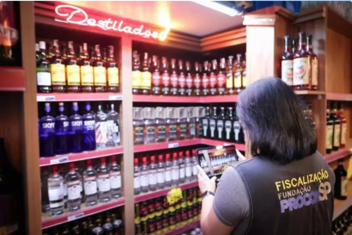 As equipes verificaram procedência e regularidade das bebidas comercializadas.