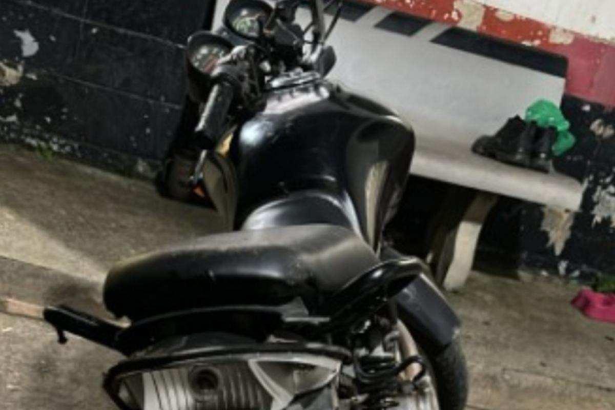 Um adolescente foi apreendido no bairro Remanso Campineiro, em Hortolândia, durante um 'fluxo', acusado de receptação de um veículo e resistência à prisão.