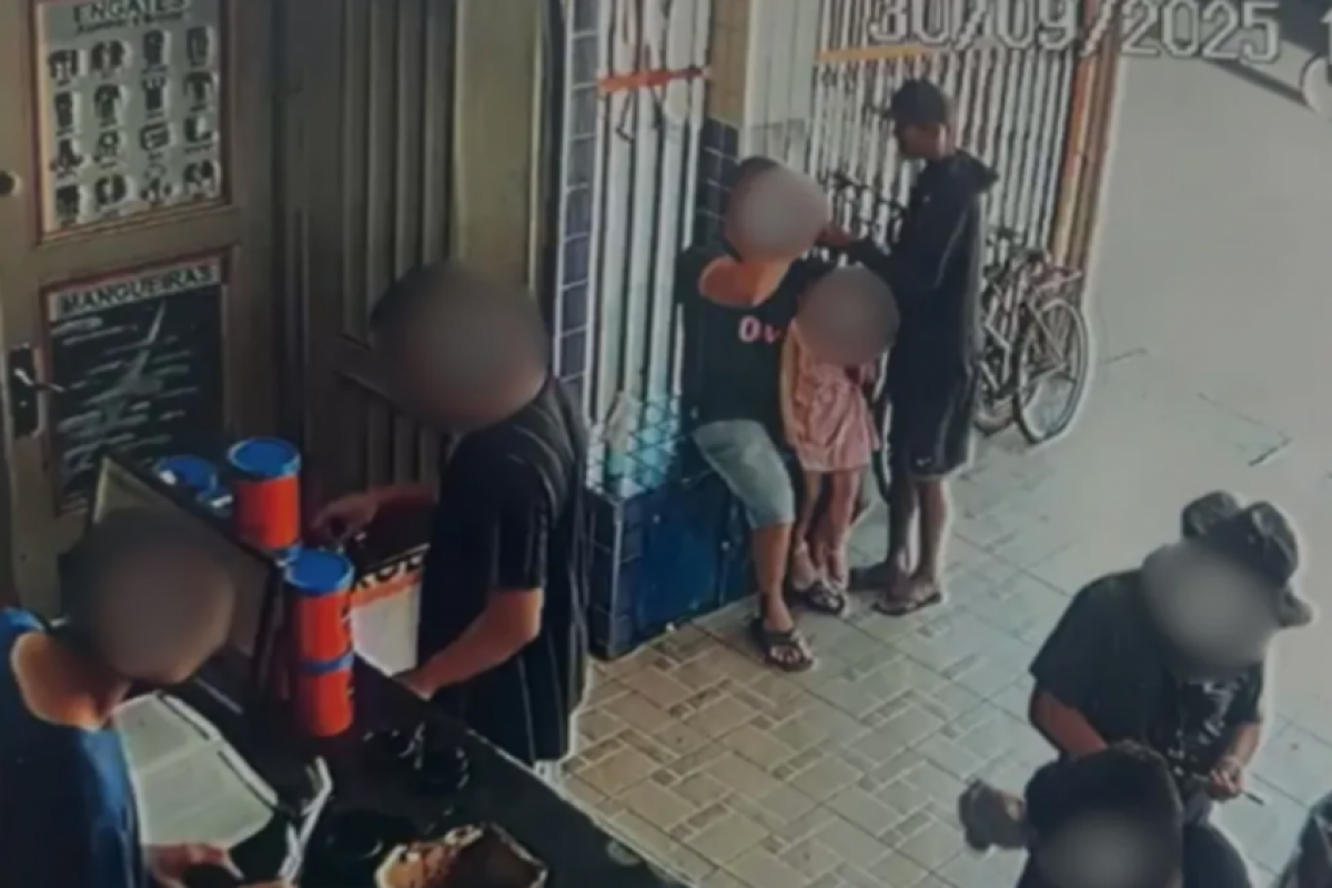  Câmeras de segurança registraram o momento em que o criminoso anunciou o roubo. 