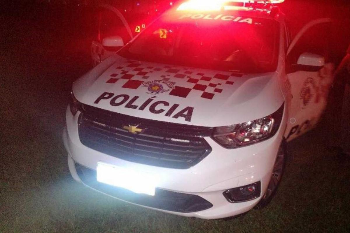 Policiais militares foram até o endereço verificar e encontraram a mulher morta dentro de casa