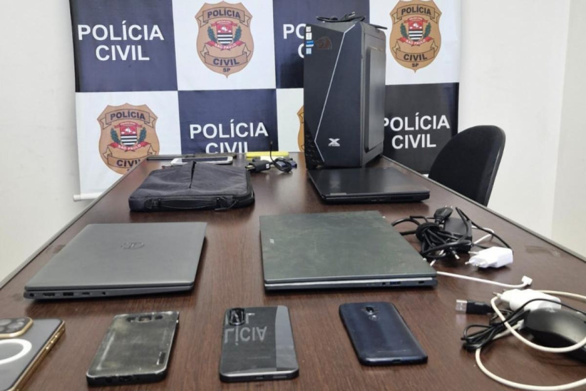 O material foi apreendido para análise pela polícia. 