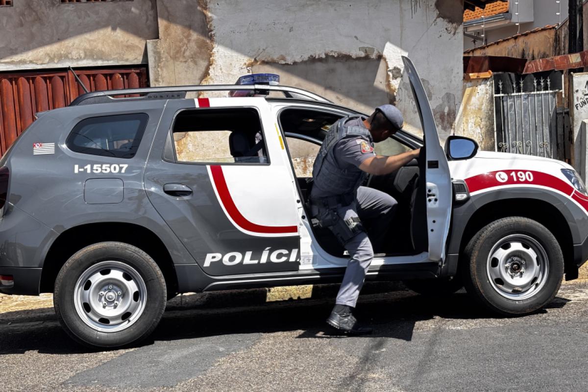 Viatura da Polícia Militar no local dos fatos, preservando a área 