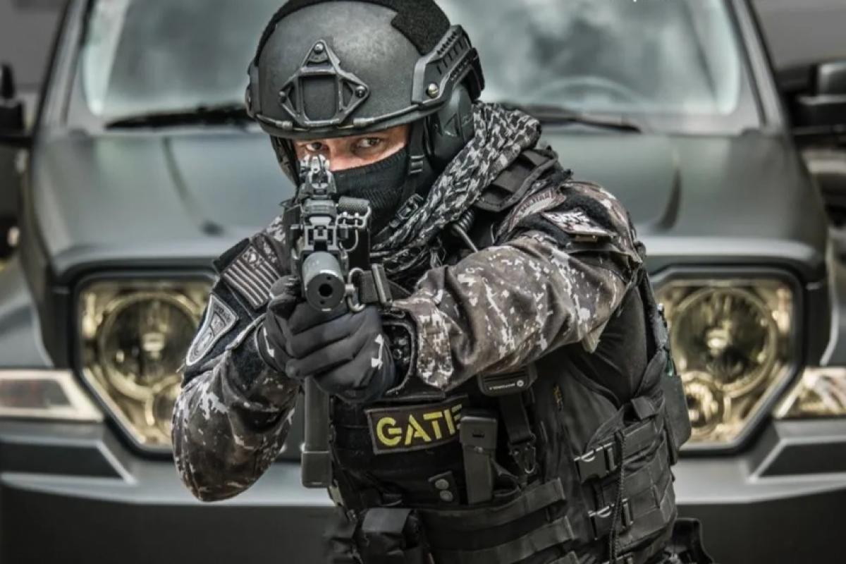 Policial do Gate usando submetralhadora