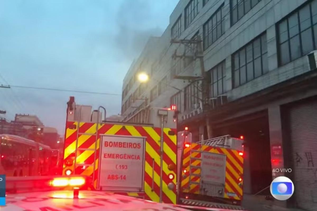 O incêndio teria começado no fim da tarde e atingido o 2º e o 3º andares do prédio
