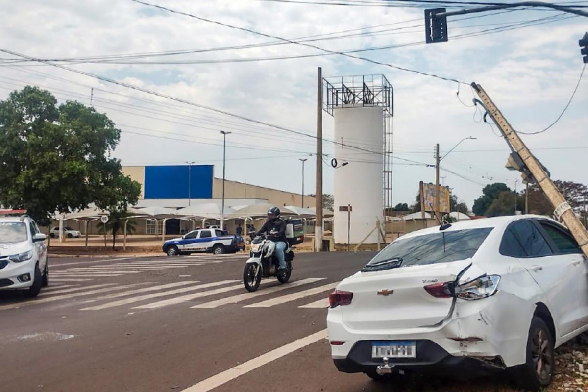 Colisão na Marginal Anhanguera, em Araçatuba, deixou um motorista ferido e danificou o semáforo do cruzamento.