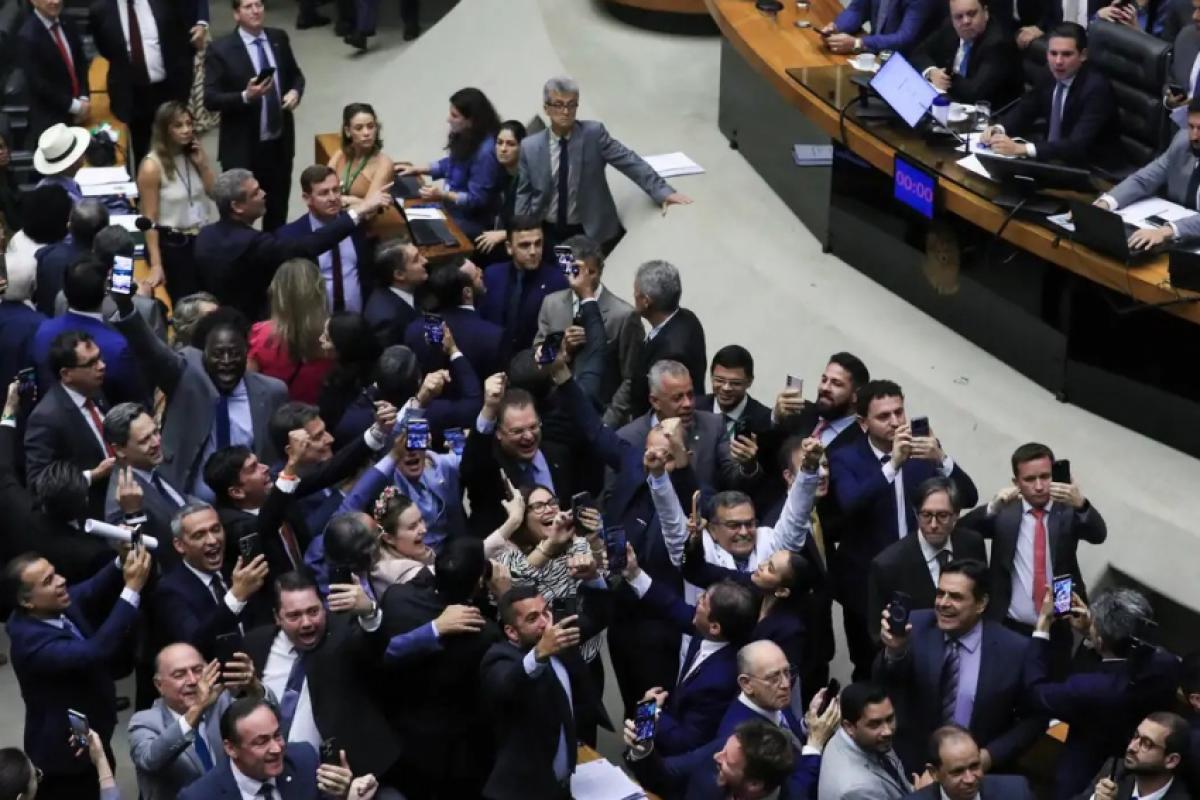 Deputados da oposição comemoram derrota imposta ao Governo Lula