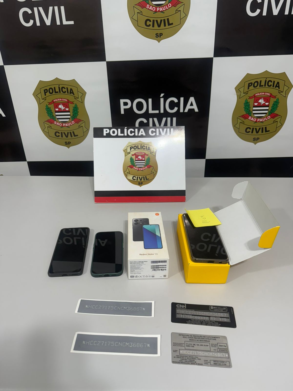 Celulares e tarjetas apreendidos durante a operação