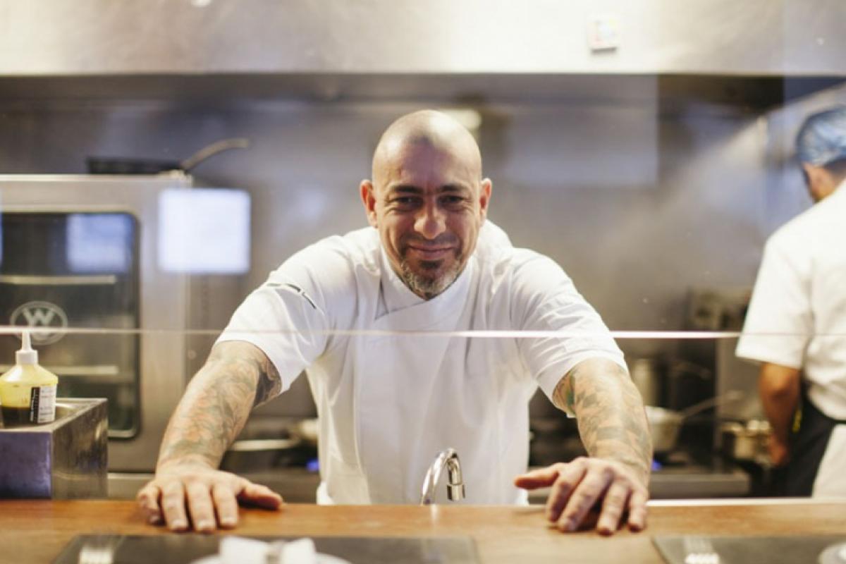 No momento do incidente, o estabelecimento estava fechado ao público. Todas as vítimas feridas eram funcionárias do restaurante